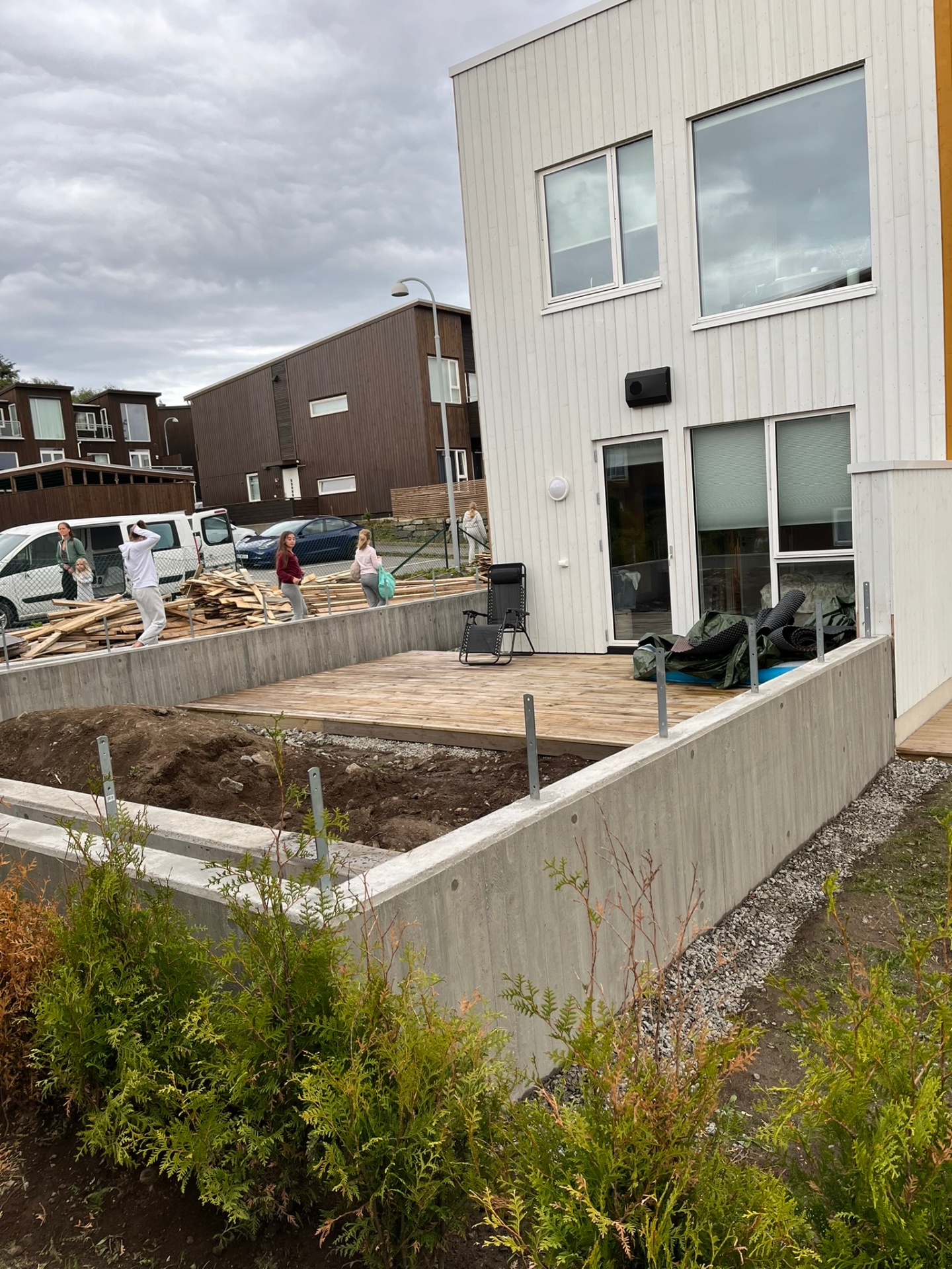 Fase 9 — Terrasse og betongmurer på plass ved fasaden