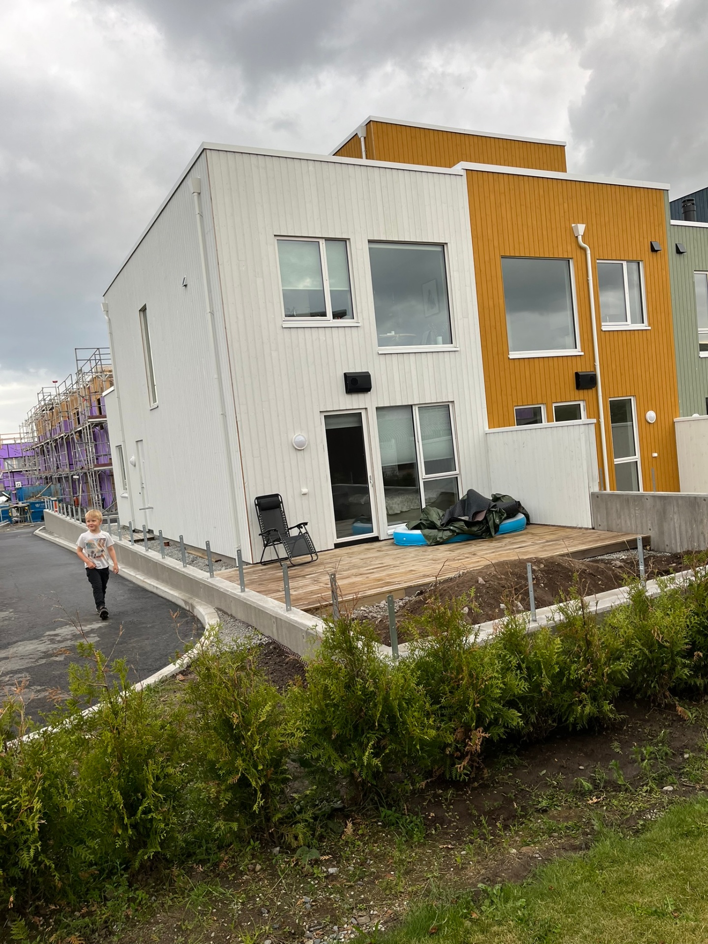 Fase 11 — Helhetsbilde av rekkehus med ferdig terrasse og støttemur