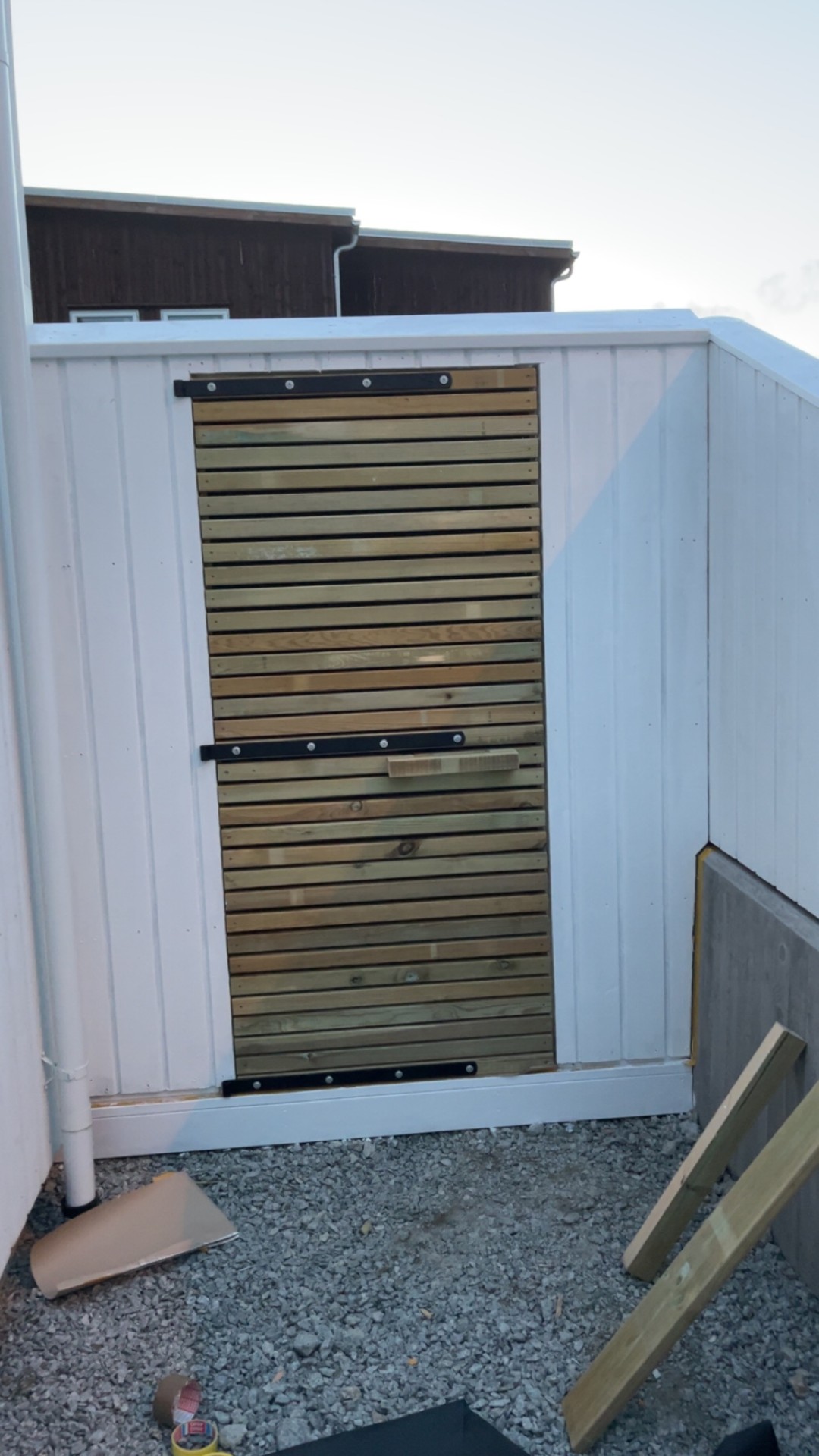 Ferdig port i horisontale spiler i kledd skjermvegg