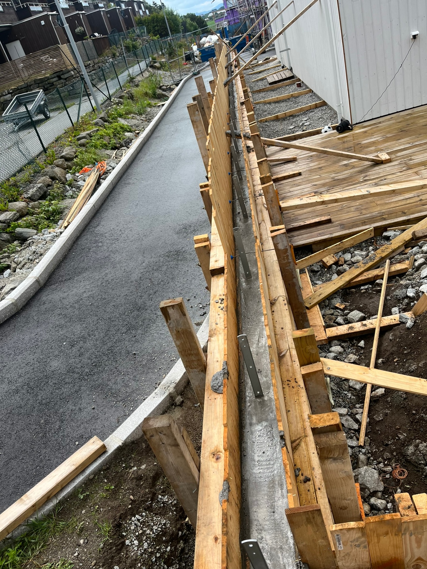 Fase 3 — Lang forskaling og fersk støp langs adkomst og terrasse