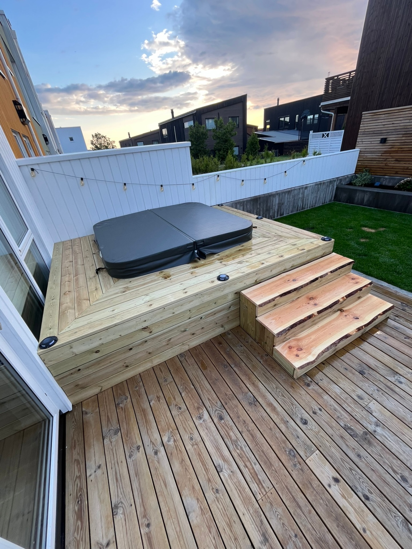 Ferdig jacuzzi-platting med trapp og integrerte detaljer
