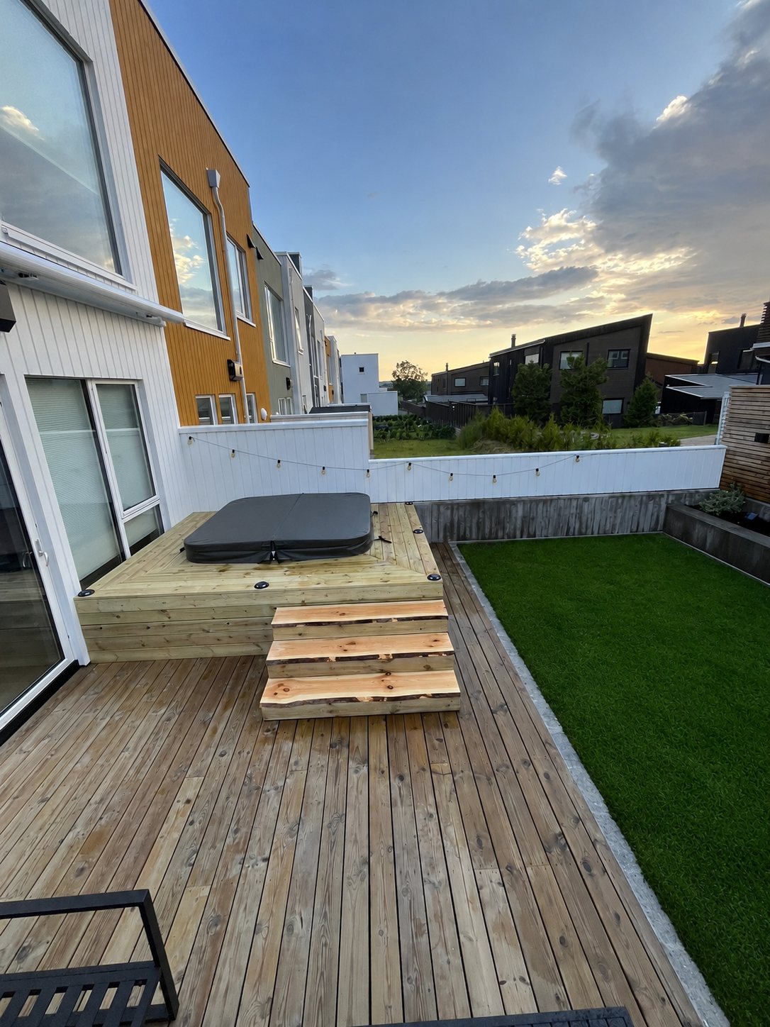 Ferdig terrasse med jacuzzi og platting bygget av Fredriksen Uteområde